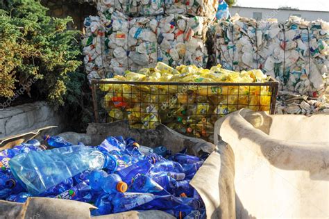 Montones De Botellas De Pl Stico Comprimido En La F Brica De Reciclaje