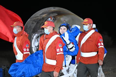 Titulares De Xinhua Astronautas Chinos Regresan A Salvo A La Tierra