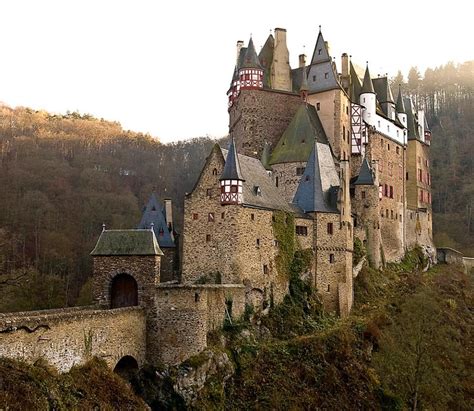 Il Castello di Eltz (tedesco Burg Eltz) è un castello medievale situato ...