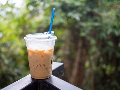 Um Copo De Caf Gelado Colocado Em Cima Do Muro Em Um Cen Rio De