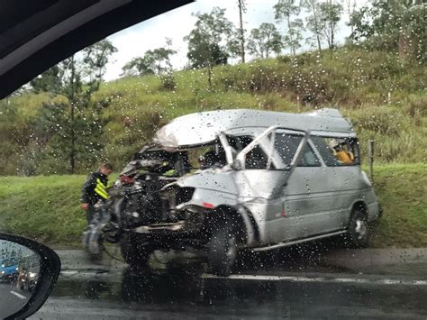 Acidente Entre Van E Carreta Deixa Dois Gravemente Feridos Na Dutra Em