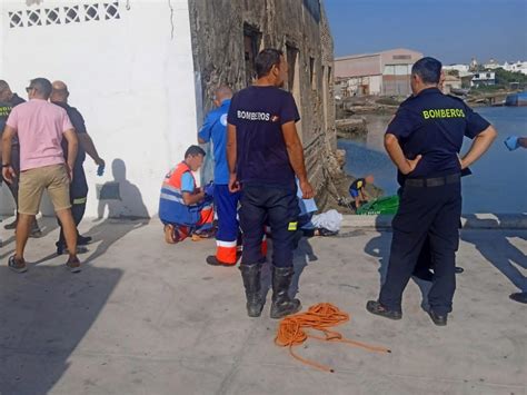 Un Joven Halla Flotando El Cad Ver De Una Mujer En El R O Barbate