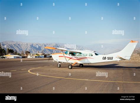 PERÚ NAZCA circa OCTUBRE 2019 Un pequeño avión lleva 6 turistas a