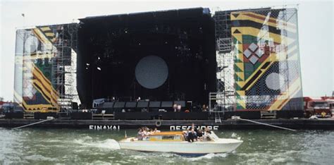 33 Photographs Of Pink Floyd Concert In Venice On A Massive Floating