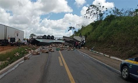 Carreta carregada de água sanitária colide caminhão na BR 101 O