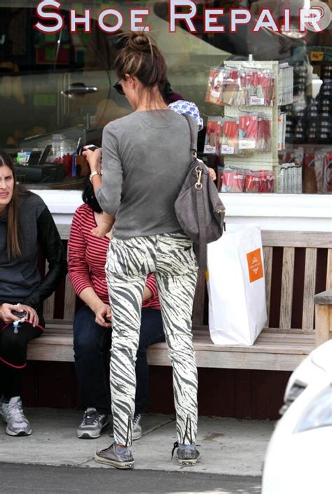 Foto Alessandra Ambrósio é flagrada o filho caçula Noah nos