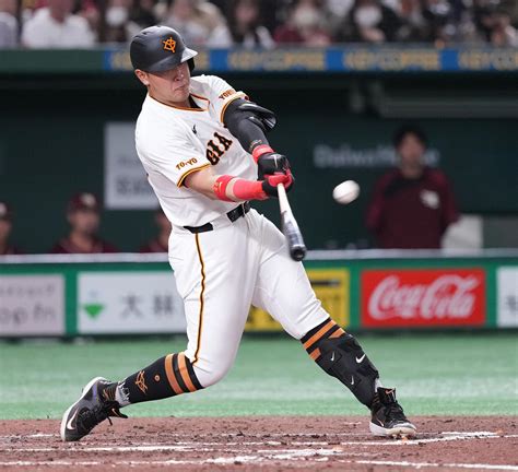 【巨人】岡本和真、オープン戦1号ソロ 最終戦で待望のアーチ バックスクリーン左へ運ぶ プロ野球写真ニュース 日刊スポーツ