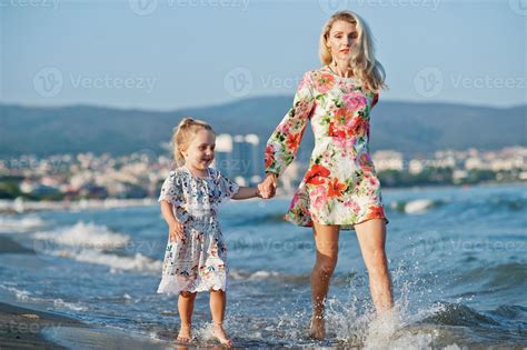 Madre E Hija Hermosa Divirti Ndose En La Playa Retrato De Mujer Feliz