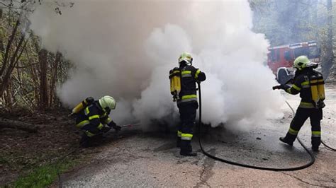 Schock F R Lenker Auto Ging W Hrend Fahrt In Flammen Auf In