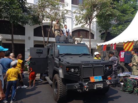 Hari Armada Koarmada Ii Pamerkan Kendaraan Tempur Di Jalan