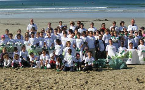 Environnement Coliers Nettoient La Plage Le T L Gramme