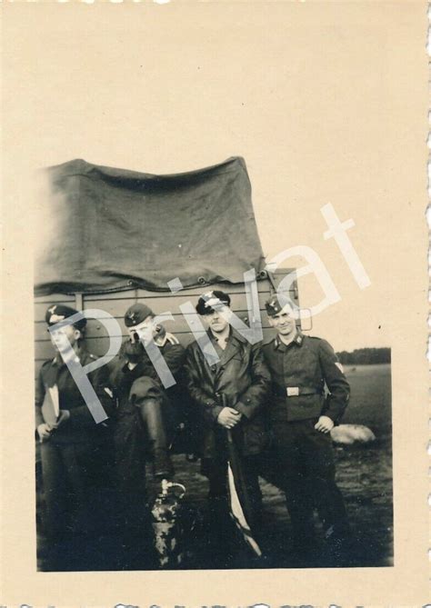 Foto WKII Soldaten Luftwaffe Wehrmacht Uniformen Gruppenfoto LKW