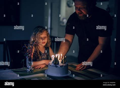Mignon drôle fille blonde soufflant des bougies sur le gâteau d anniversaire dans la pièce