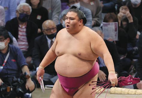 【大相撲九州場所】大関復帰目指す関脇・御嶽海、先場所に苦杯をなめた明生に完勝発進：中日スポーツ・東京中日スポーツ