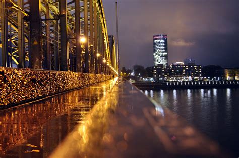 Hohenzollernbrücke Brücke mit Schlösser Koeln Deluxe de