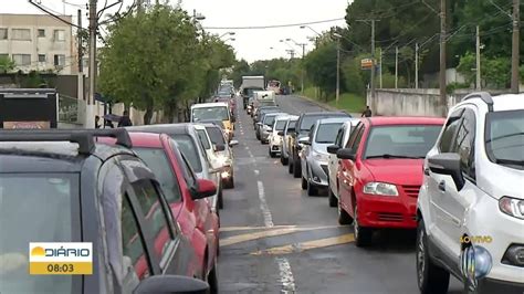 Motorista enfrenta congestionamento na Avenida João XXIII em Mogi das