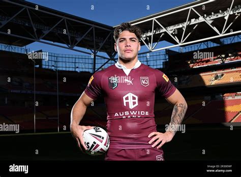 Reece Walsh de los Maroons posa para una fotografía durante el anuncio