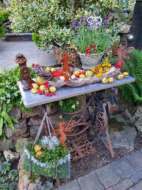 Herbstdeko Drau En Altes N Hmaschinengestell Herbstlich Dekoriert