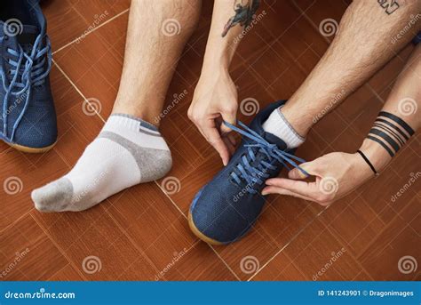 Homme Attachant Des Dentelles De Chaussure Image Stock Image Du