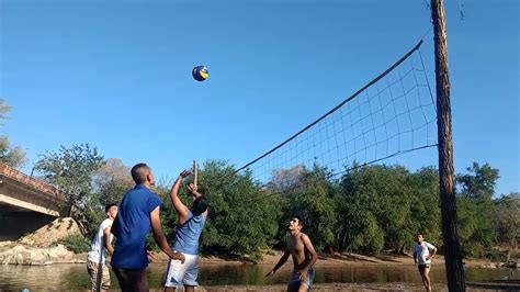 Jugando Voleibol En El Rio Del Oro En Pantoja Guerrero Región De