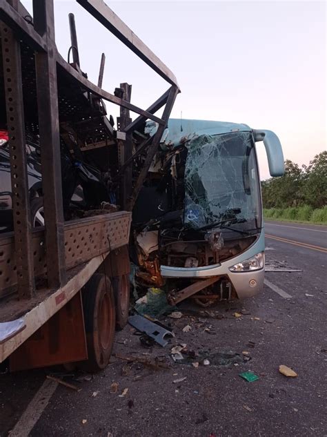 Acidente Grave Entre ônibus E Carreta Deixa Mais De 40 Feridos Na Br