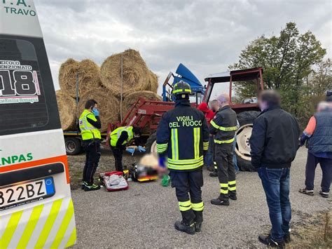 Travo Si Ribalta Col Trattore In Localit Roncole Agricoltore Enne