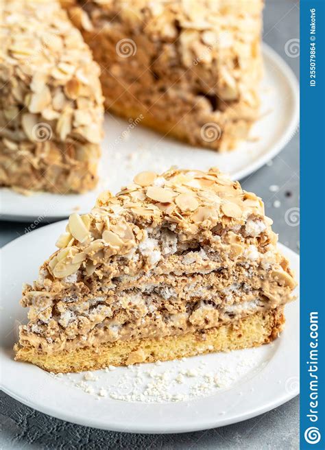 Tarta De Avellanas Meringue Con Fondo De Comida De Crema De Chocolate