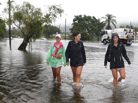 IHeavy rain in Cairns causes flash flooding and road closures | The Cairns Post