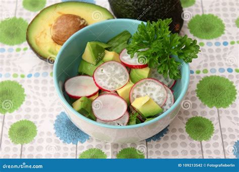 Salada Do Rabanete E Do Abacate Foto De Stock Imagem De Vegetais