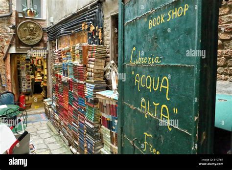 Libreria Aqua Alta Buchladen Fotos Und Bildmaterial In Hoher