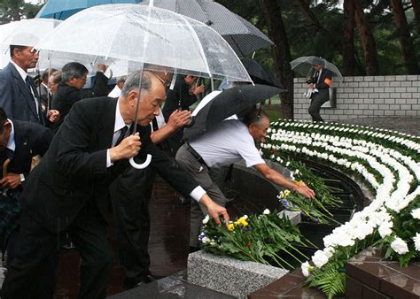 恒久平和へ誓い新た 花巻市戦没者追悼式 雨の中、参列者献花｜iwanichi Online 岩手日日新聞社