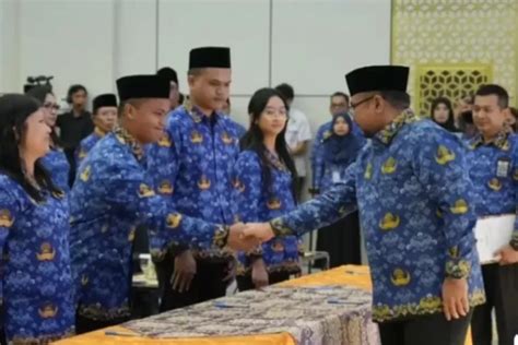 KEBIJAKAN PEMERINTAH INSENTIF TAMBAHAN PADA GAJI GURU DI AKHIR TAHUN