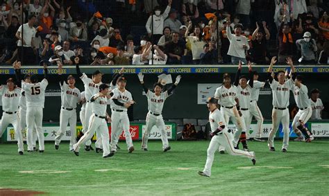 ＜巨・ヤ＞9回、丸のソロでサヨナラ勝ちしベンチを飛び出す巨人ナイン（撮影・沢田 明徳） ― スポニチ Sponichi Annex 野球