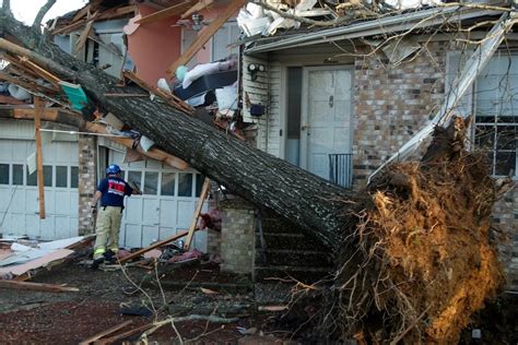 Al Menos 30 Muertos Por La Ola De Tornados Que Arrasa Estados Unidos