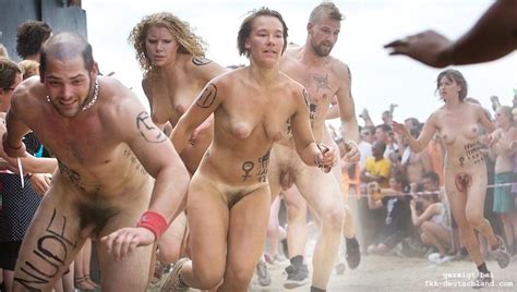 Roskilde Festival In D Nemark Bilder Vom Nackt Lauf Fkk Fotos Tips