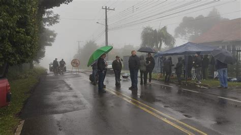 Aqui N O Br Moradores Realizam Protesto Ap S Morte Por