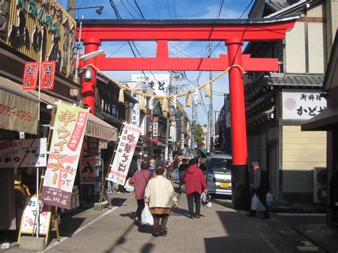 雨の日のパン屋さん おちょぼいなり（千代保稲荷神社）