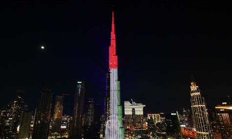 Dubai Il Grattacielo Pi Alto Del Mondo Con I Colori Del Milan Video