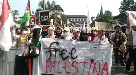 Aliansi Mahasiswa Peduli Palestina Gelar Aksi Solidaritas Di Depan