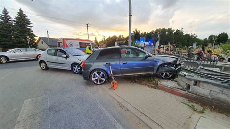 Niebezpieczny Wypadek W Kletni Auto Uderzy O W Ogrodzenie Cmentarza