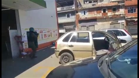 Vídeos Mostram Troca De Tiros Entre Assaltantes De Carro Forte