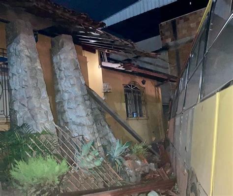 Ônibus perde freio atinge muro e derruba pilastra de casa em São