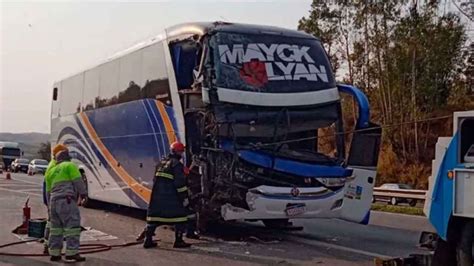 Ônibus de dupla sertaneja se envolve em acidente