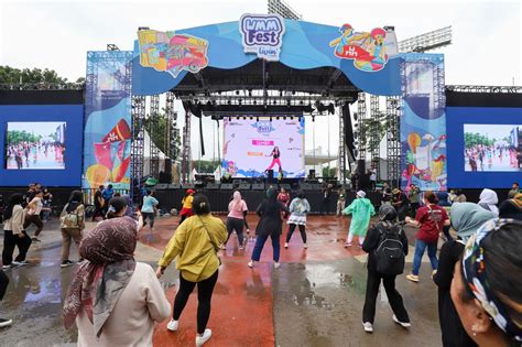 FOTO Pengunjung WMM 2022 Antusias Mengikuti Sesi Zumba Bersama Denada