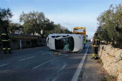 Paura Sulla Ss Fra Locorotondo Ed Alberobello Auto Si Ribalta