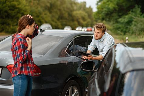 Cómo se debe actuar ante un accidente de tráfico Autoescuela Premium