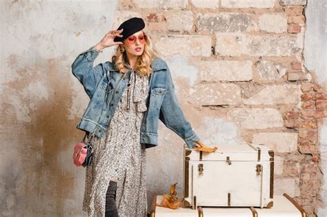Jolie Femme Blonde élégante En Jeans Et Veste Surdimensionnée Marchant Contre Le Mur Dans La Rue