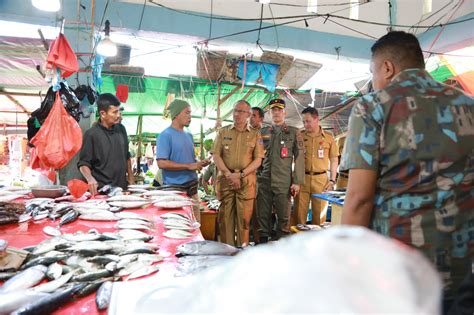 Pj Asripan Nani Tinjau Pasar Genggulang Dan Pasar Poyowa Kecil