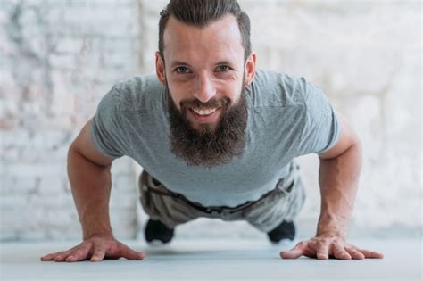 Prancha De Espera Sorrindo Treinamento Do Homem For A E Exerc Cio De