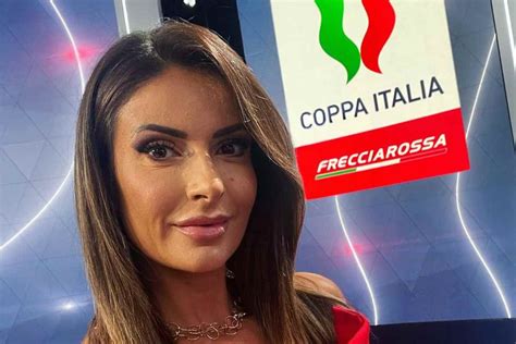 Monica Bertini Accavalla Le Gambe E Fa Sognare I Fan Che Spacco